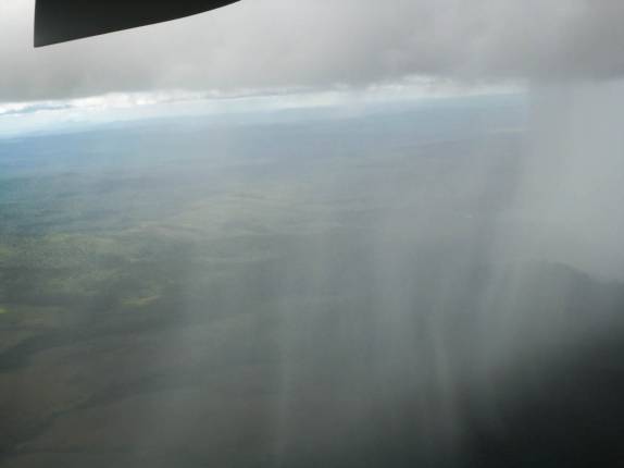 Sobrevoando chuvas, verdadeiras cachoeiras celestes, na volta de Canaima para Ciudad Bolívar, na Venezuela